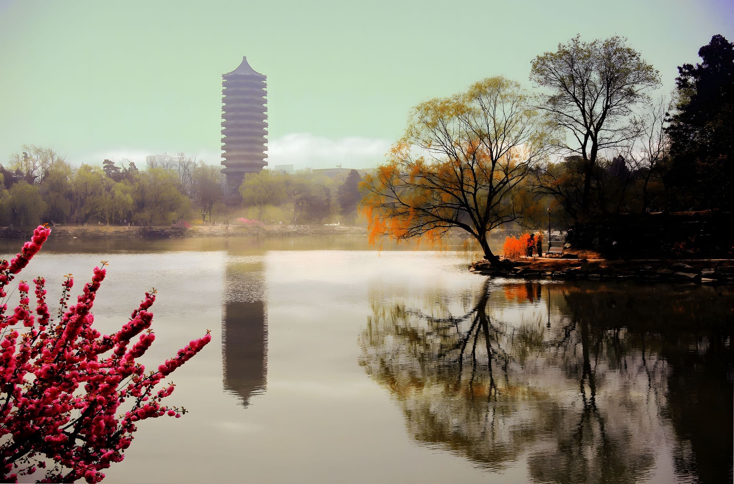 北京大学未名湖与博雅塔